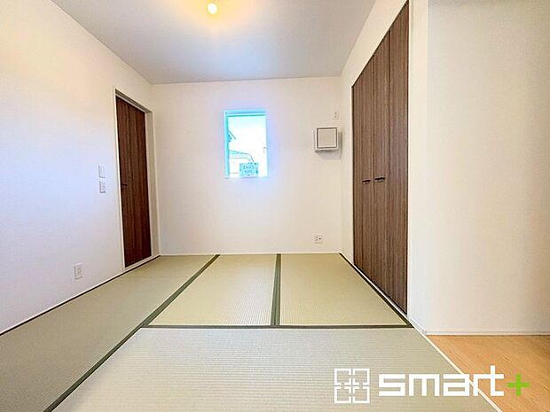 ~収納豊富な洋室~ ・各居室に備え付けの収納をご用意。タンスなどを置く場合と比べ出っ張らないので部屋の中を有効のご活用いただけます。 ・収納の広さなどぜひ現地でご確認くださいませ。