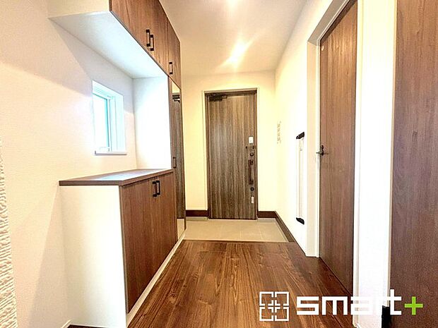 〜穏やかな陽の入る玄関〜 ・シューズボックスの間に窓を設ける事で穏やかな陽の入る玄関に。 ・ご家族やご来客を明るい空間で出迎えてくれます。 