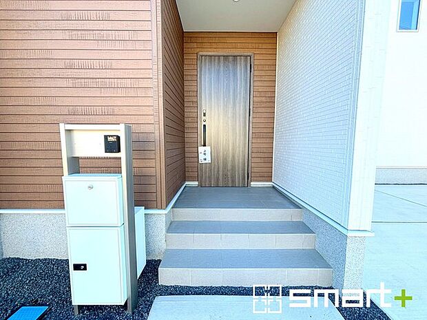 ~お住まいの顔「玄関」~ ・玄関ドアの上にはもちろん軒がございますので、雨の日でも濡れずに鍵の開閉が可能です。 ・鍵は防犯性に優れたディンプルキーを採用。
