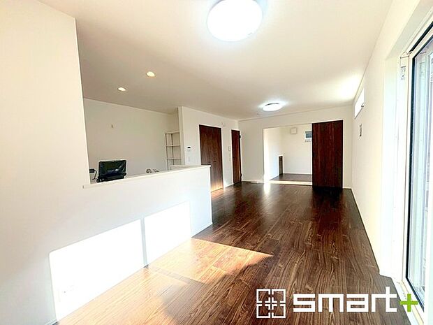 〜余裕の空間が広がるＬＤＫ〜 ・17.2帖あるＬＤＫはご家族団らんのお時間を余裕の広さで演出してくれます。 ・ご内覧の際は家具の配置などもイメージしながらご覧くださいませ。 