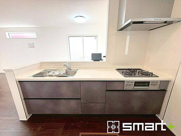 〜人気のカウンターキッチン〜 ・キッチンには余計な柱が無いので、リビングが見渡せ開放感のある造りとなっております。 ・蛇口には浄水器が内蔵されるなど機能面でも優れたキッチンです。 