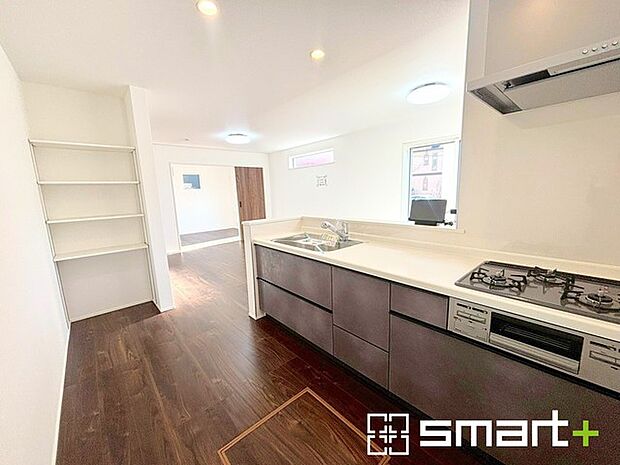 ~使い勝手の良いシステムキッチン~ ・料理がしやすい設計のキッチンでお料理もはかどりますね。 ・もちろんキッチン下部は収納になっておりますので、フライパンなども収納可能です。