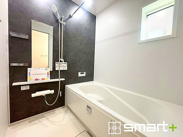 ~浴室乾燥機付きの浴室~ ・浴室には乾燥機が付いているので雨の日でも洗濯物を干すことが可能です。 ・水はけの良い床材など機能面も充実。マイクロバルなどオプションもご相談くださいませ。