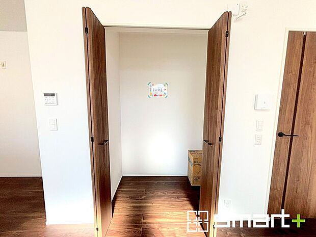 〜憧れのウォークインクローゼット〜 ・居室にウォークインを設ける事で季節ものや趣味の用具などもスッキリと収納可能です。 ・ぜひ現地でその便利さをご体感くださいませ。 