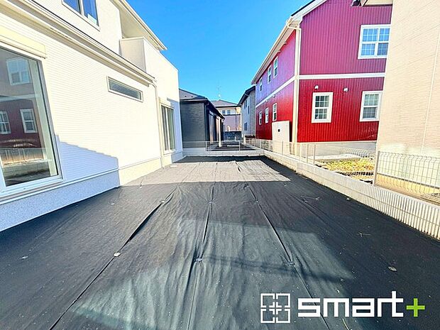 ~お庭もある余裕の敷地~ ・広々した敷地にはお庭もご用意。お庭があるだけで余裕を感じますね。 ・防草シートや人工芝の敷設などのオプションもお気軽にご相談くださいませ。