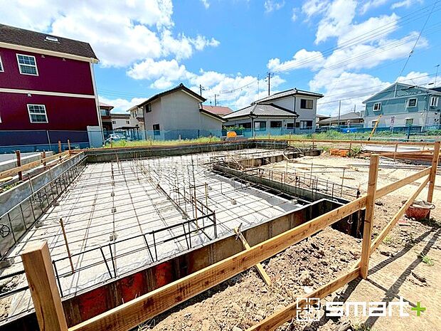 〜ベタ基礎でしっかりとした土台〜 ・コンクリートの中に鉄筋を配し強度を高めた「ベタ基礎」を採用。 ・しっかりとした土台を造ったうえで、その上に建物が築造されていきます。 