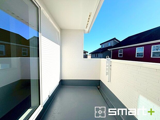 〜洗濯物も干しやすいバルコニー〜 ・バルコニーには物干し竿受けが標準装備されております。 ・テラス屋根等のオプションもお気軽にご相談くださいませ。 