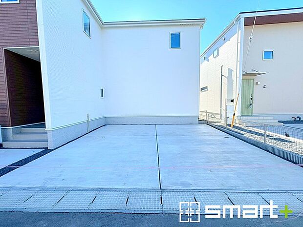 〜駐車場は2台分ご用意〜 ・駐車場は2台分ございますので、車通勤の方や複数台お持ちの方にもお勧めのお住まいです。 ・カーポートなどのオプションもお気軽にご相談くださいませ。 