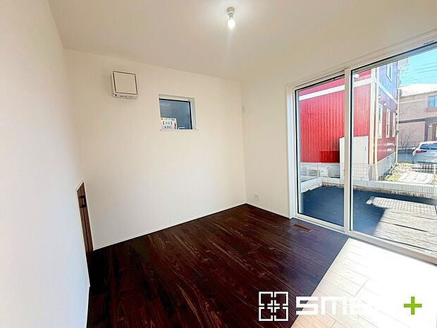 ~1階リビング横の洋室~ ・ナチュラルな色彩で纏められた洋室は家具のコーディネートもしやすくなっております。 ・どんな家具にするか考えるだけでも楽しくなってきますね。