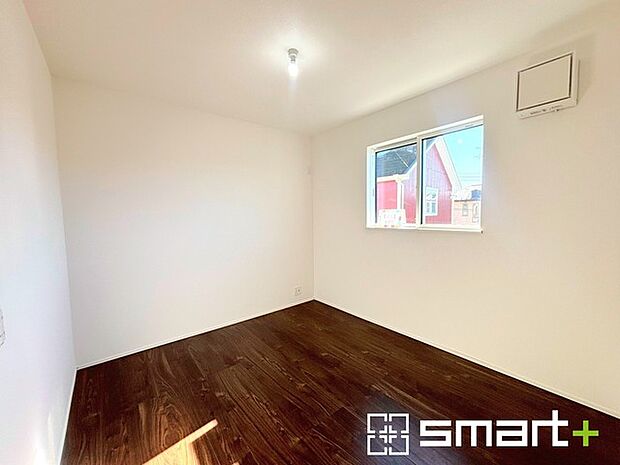 ~オプション施行もお任せください~ ・フローリングの変色など劣化を軽減し、水をこぼした場合などにも防いでくれるフロアコーテイングが人気となっております。 ・オプション施行もお任せください。