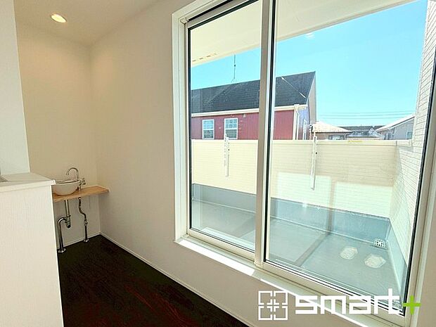 ~2階廊下に設けた手洗いスペース~ ・各居室から使いやすく、トイレ使用後や就寝前にも便利です。