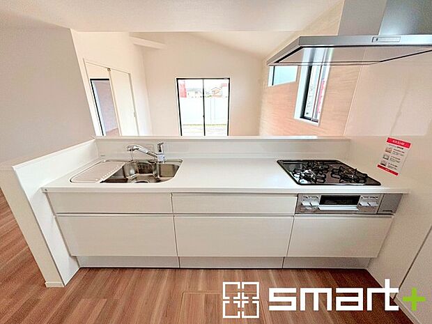 〜人気のカウンターキッチン〜 ・キッチンには余計な柱が無いので、リビングが見渡せ開放感のある造りとなっております。 ・蛇口には浄水器が内蔵されるなど機能面でも優れたキッチンです。 