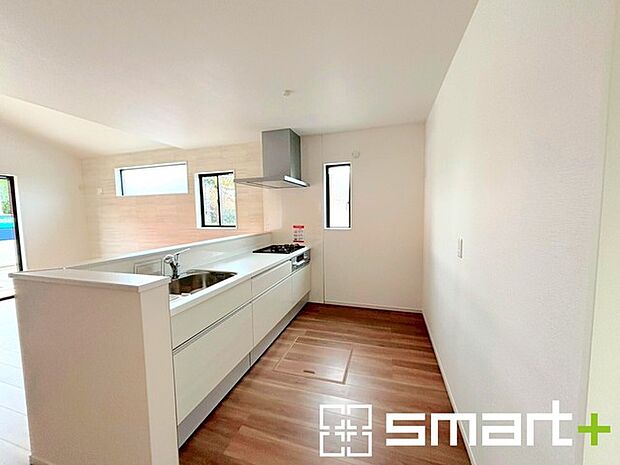 ~使い勝手の良いシステムキッチン~ ・料理がしやすい設計のキッチンでお料理もはかどりますね。 ・もちろんキッチン下部は収納になっておりますので、フライパンなども収納可能です。