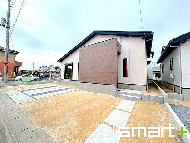 〜閑静な住宅街の立地〜 ・周辺は閑静な住宅街となっておりますので、静かな暮らしをご実現いただけます。 ・前面道路の交通量も多くないので、小さなお子様がいるご家庭でもご安心ですね。 