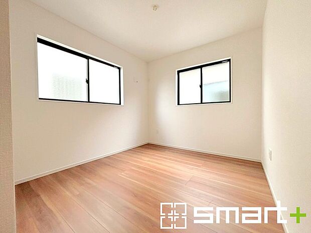 ~2面採光の明るいお部屋~ ・洋室は2面採光とする事で穏やかな陽の入る明るい空間となっております。 ・くつろぎのプライベート時間を明るい空間で穏やかにお過ごしいただけます。