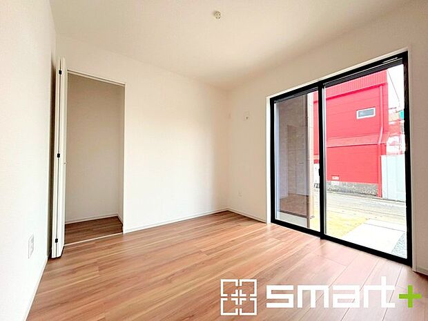 〜クローゼットのあるお部屋〜 ・クローゼットをご用意。季節物や趣味の道具などもスッキリと収納が可能です。 ・最近流行りの収納術などもぜひご活用くださいませ。 