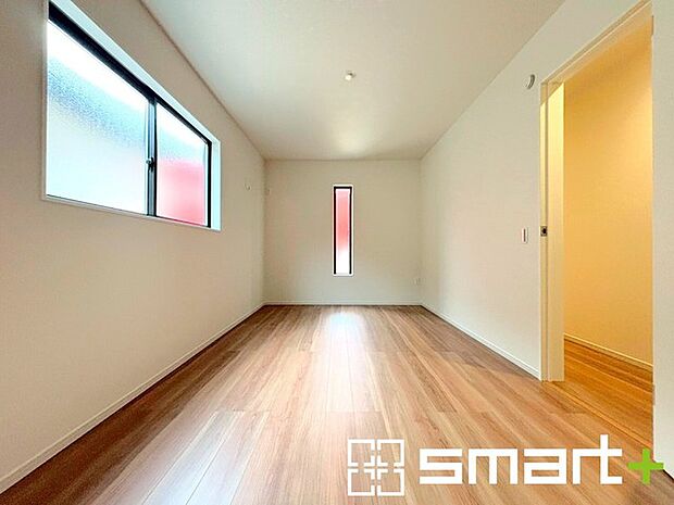 〜自然な風合いの洋室〜 ・ナチュラルな色彩で纏められた洋室は家具のコーディネートもしやすくなっております。 ・どんな家具にするか考えるだけでも楽しくなってきますね。 