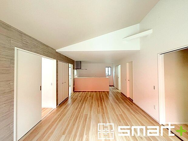 ~余裕の空間が広がるLDK~ ・19帖あるLDKはご家族団らんのお時間を余裕の広さで演出してくれます。 ・ご内覧の際は家具の配置などもイメージしながらご覧くださいませ。