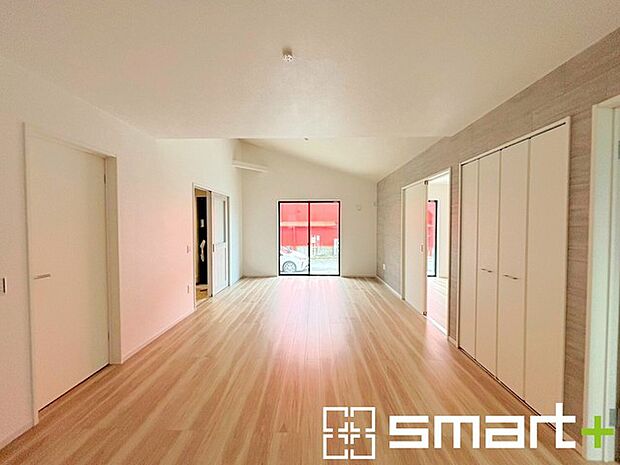 ~リビング収納のあるプラン~ ・意外と少ないリビング収納をしっかりとご用意。 ・掃除機や買い溜めしたティッシュ、トイレットペーパーなど様々なものが収納可能です。