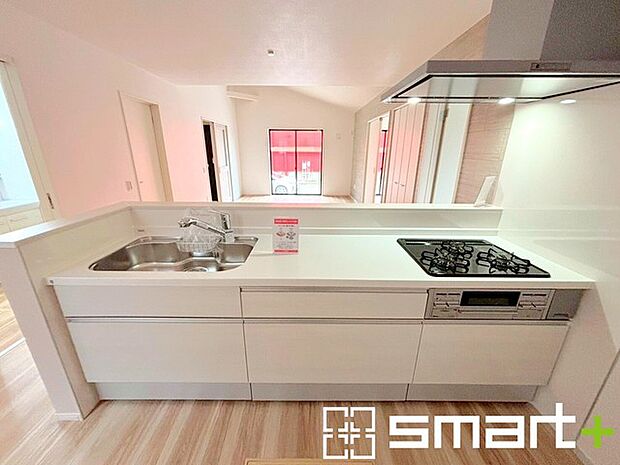 ~人気のカウンターキッチン~ ・キッチンには余計な柱が無いので、リビングが見渡せ開放感のある造りとなっております。 ・蛇口には浄水器が内蔵されるなど機能面でも優れたキッチンです。