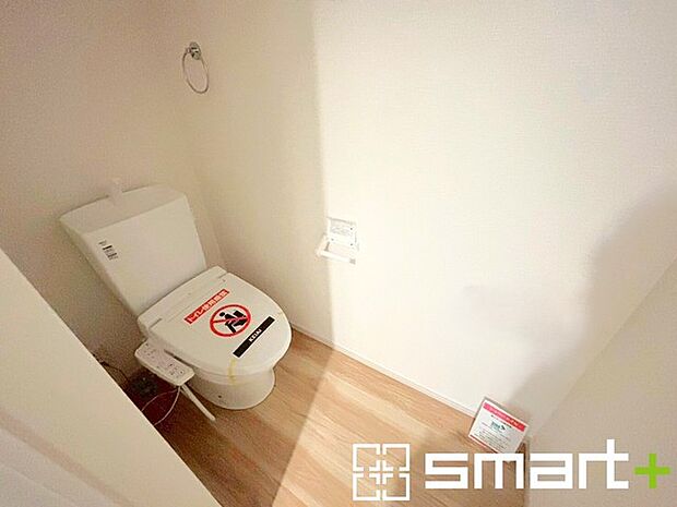 ~やはり便利なタンク式トイレ~ ・最近はタンクレストイレもございますが、タンク式の場合は停電時もお水を流すことが可能。 ・故障時なども比較的費用が安くなるなど、メリットが多くなります。