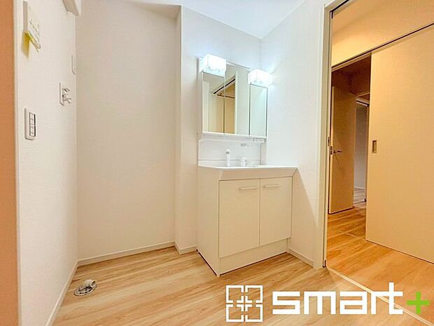 ~人気の三面鏡を採用~ ・洗面台は三面鏡仕様なので鏡の角度を変える事で頭の後ろの方までご確認可能です。 ・鏡の裏が収納になっておりますので、洗面台周りもスッキリと片付きます。