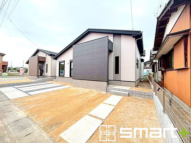 ~閑静な住宅街の立地~ ・周辺は閑静な住宅街となっておりますので、静かな暮らしをご実現いただけます。 ・前面道路の交通量も多くないので、小さなお子様がいるご家庭でもご安心ですね。