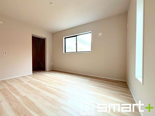 〜自然な風合いの洋室〜 ・ナチュラルな色彩で纏められた洋室は家具のコーディネートもしやすくなっております。 ・どんな家具にするか考えるだけでも楽しくなってきますね。 