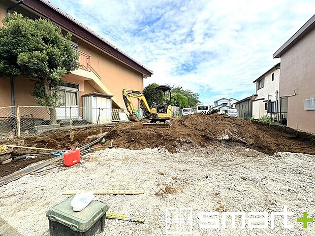 〜ベタ基礎でしっかりとした土台〜 ・コンクリートの中に鉄筋を配し強度を高めた「ベタ基礎」を採用。 ・しっかりとした土台を造ったうえで、その上に建物が築造されていきます。 