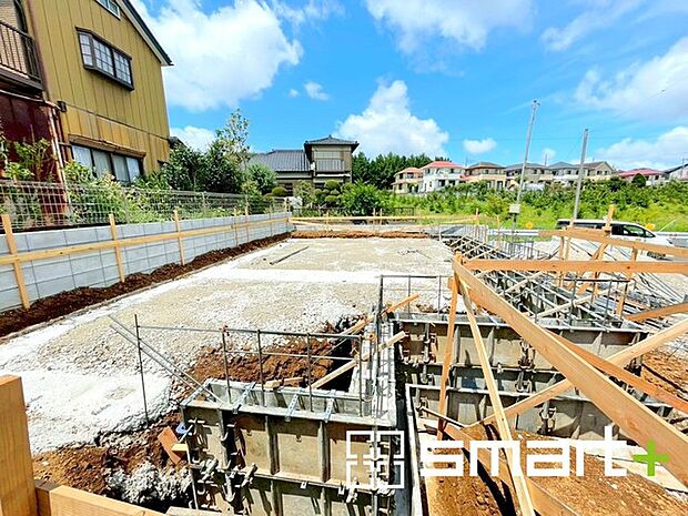 〜ベタ基礎でしっかりとした土台〜 ・コンクリートの中に鉄筋を配し強度を高めた「ベタ基礎」を採用。 ・しっかりとした土台を造ったうえで、その上に建物が築造されていきます。