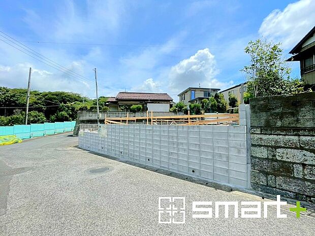 〜閑静な住宅街の立地〜 ・周辺は閑静な住宅街となっておりますので、静かな暮らしをご実現いただけます。 ・前面道路の交通量も多くないので、小さなお子様がいるご家庭でもご安心ですね。 