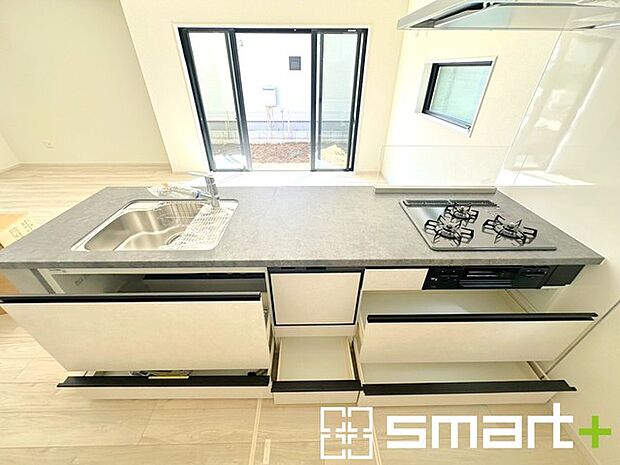 〜人気のカウンターキッチン〜 ・キッチンには余計な柱が無いので、リビングが見渡せ開放感のある造りとなっております。 ・蛇口には浄水器が内蔵されるなど機能面でも優れたキッチンです。  