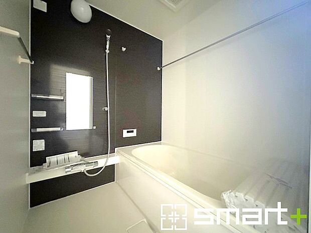 〜暖房乾燥機付きの浴室〜 ・ヒートショック対策にもなる浴室暖房を標準装備。冬場でも暖かくしてからご入浴が可能です。 ・もちろん乾燥機も付いておりますので、雨の日でも洗濯物を干せますよ。 