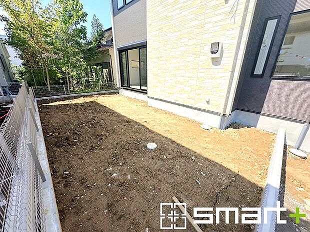 ~広々したお庭のある邸宅~ ・余裕の敷地には広いお庭もご用意。 ・ガーデニングや安らぎの空間として、倉庫を置いたりと様々な活用が可能です。 ・人工芝の敷設などもお気軽にご相談くださいませ。