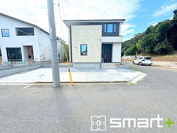 ~閑静な住宅街の立地~ ・周辺は閑静な住宅街となっておりますので、静かな暮らしをご実現いただけます。 ・前面道路の交通量も多くないので、小さなお子様がいるご家庭でもご安心ですね。