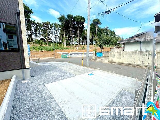 ~駐車場は3台分ご用意~ ・駐車場は3台分ございますので、車通勤の方や複数台お持ちの方にもお勧めのお住まいです。 ・ご来客の際も安心の余裕の敷地です。