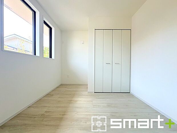 ~収納豊富な洋室~ ・各居室に備え付けの収納をご用意。タンスなどを置く場合と比べ出っ張らないので部屋の中を有効のご活用いただけます。 ・収納の広さなどぜひ現地でご確認くださいませ。