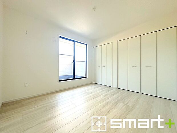 ~自然な風合いの洋室~ ・ナチュラルな色彩で纏められた洋室は家具のコーディネートもしやすくなっております。 ・どんな家具にするか考えるだけでも楽しくなってきますね。