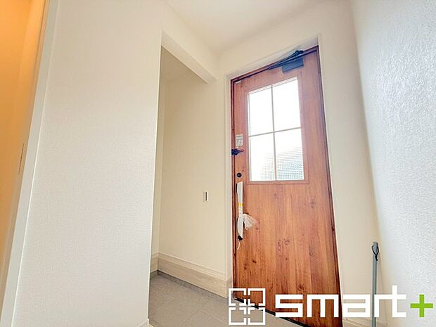 〜シューズインクロークのある玄関〜 ・玄関横にシューズインクロークをご用意。 ・追加の靴置きとしてはもちろん、スキー・ゴルフなど趣味の用具の置場としてもご利用いただけます。 