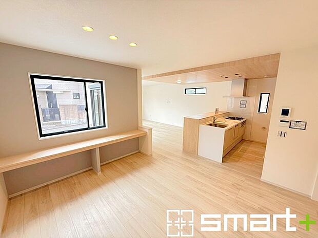 〜日当り良好のＬＤＫ〜 ・たくさんの窓からたっぷりの陽光が差し込む明るいリビングで寛ぎのひと時を。 ・出来立てのお料理を運ぶのにも、食器の後片付けもラクラクなカウンターキッチン。 