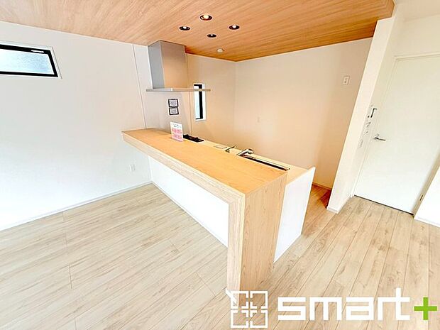 ~折下げ天井でオシャレな空間~ ・キッチン部分に折下げ天井を施すことでリビングが広く見え、開放的な空間が広がります。 ・メリハリのあるオシャレなキッチンで毎日の家事も楽しくなりますね。