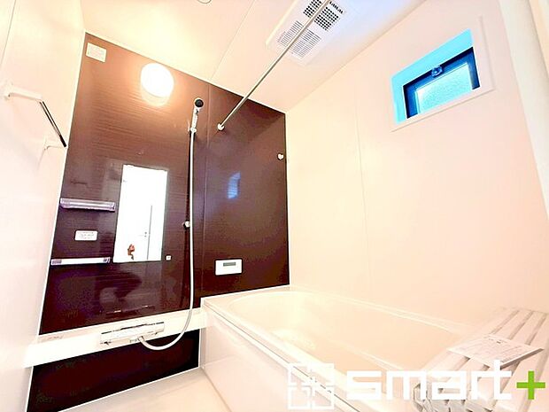 〜暖房乾燥機付きの浴室〜 ・ヒートショック対策にもなる浴室暖房を標準装備。冬場でも暖かくしてからご入浴が可能です。 ・もちろん乾燥機も付いておりますので、雨の日でも洗濯物を干せますよ。 