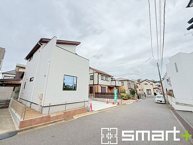 〜閑静な住宅街の立地〜 ・周辺は閑静な住宅街となっておりますので、静かな暮らしをご実現いただけます。 ・前面道路の交通量も多くないので、小さなお子様がいるご家庭でもご安心ですね。 