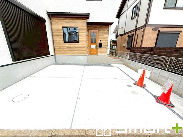 ~ゆとりあるカースペース2台分~ ・セカンドカーや来客時にも困らないカースペース2台分は並列駐車可能でお車の出し入れもラクラク。 ・カーポートなどのオプションもお気軽にご相談くださいませ。