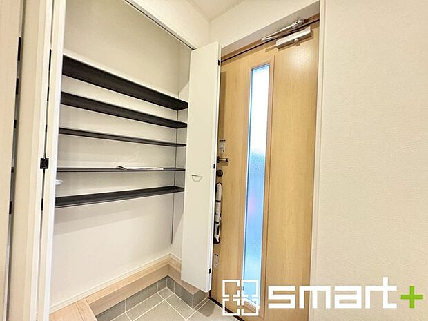 〜十分な容量のシューズボックス〜 ・備え付けのシューズボックスは充分な容量を確保。 ・より大型のものへのご変更などご希望の方もお気軽にご相談くださいませ。