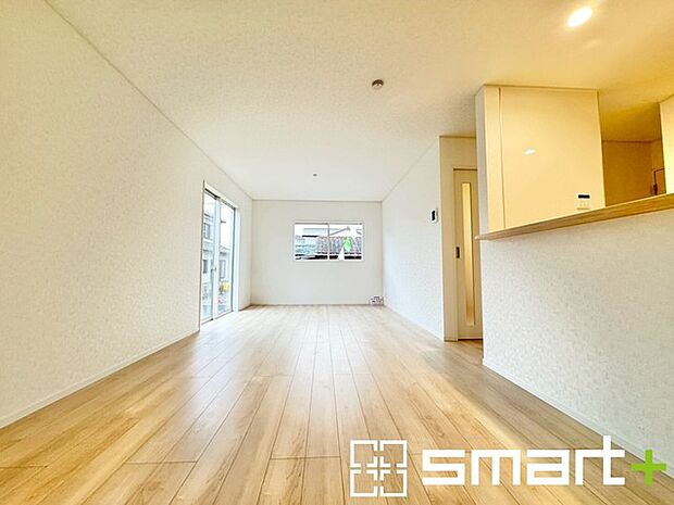 〜穏やかな陽の入るLDK〜 ・大きな窓のあるLDKは陽当りも良好で明るい空間となっております。 ・ご家族団らんなど過ごす時間の多いLDKが明るいのは嬉しいポイントですね。