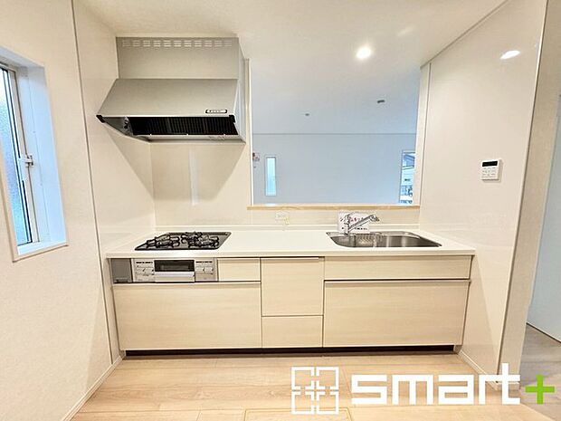 〜人気のカウンターキッチン〜 ・キッチンは人気のカウンタータイプを採用。「ご家族の顔が見える」造りです。 ・蛇口に浄水器が内蔵されているなど機能面でも優れた仕様です。