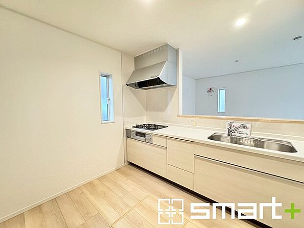 〜使い勝手の良いシステムキッチン〜 ・料理がしやすい設計のキッチンでお料理もはかどりますね。 ・もちろんキッチン下部は収納になっておりますので、フライパンなども収納可能です。