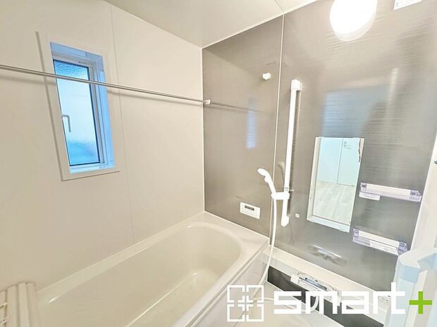 〜浴室乾燥機付きの浴室〜 ・浴室には乾燥機が付いているので雨の日でも洗濯物を干すことが可能です。 ・水はけの良い床材など機能面も充実。マイクロバルなどオプションもご相談くださいませ。