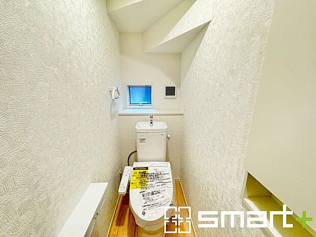 〜埋め込み式の収納〜 ・トイレットペーパーを収納できる埋め込み式のトイレ収納。 ・床に置かなくて済むので掃除も楽々です。